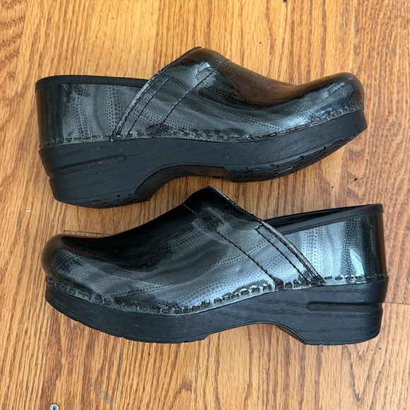 Dansko clog black with grey print - Picture 3 of 11